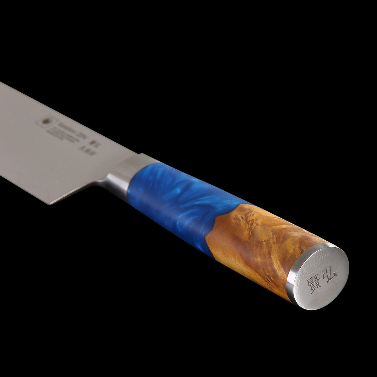 Handgreep van blauw acrylhars en burlhout met RVS eindkap van de Katahiro ZEN santoku