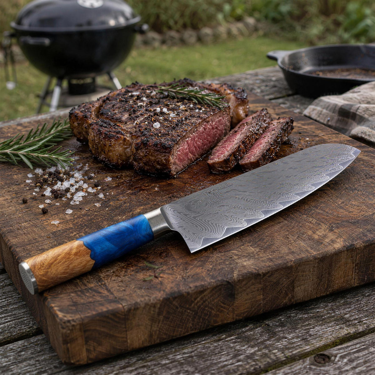 Katahiro ZEN santoku damast mes op houten snijplank bij de BBQ